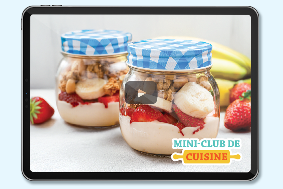 parfait aux fraises et à la banane dans un pot placé sur une table. Logo: Mini-club de cuisine