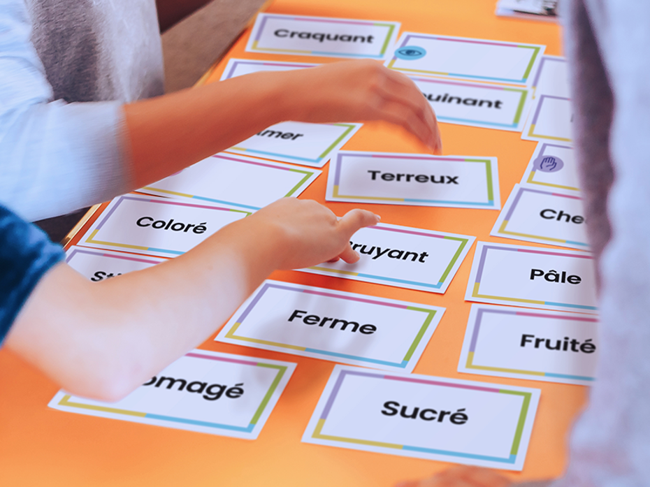 Cartes d'adjectifs sur les aliments sur une table 