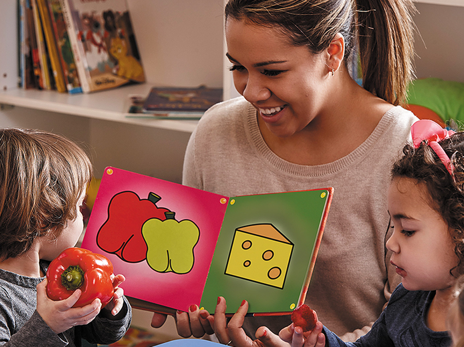 Une éducatrice qui lit un livre avec des enfants